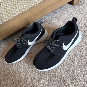 Women’s Black Nike Roshe Run Size 7.5